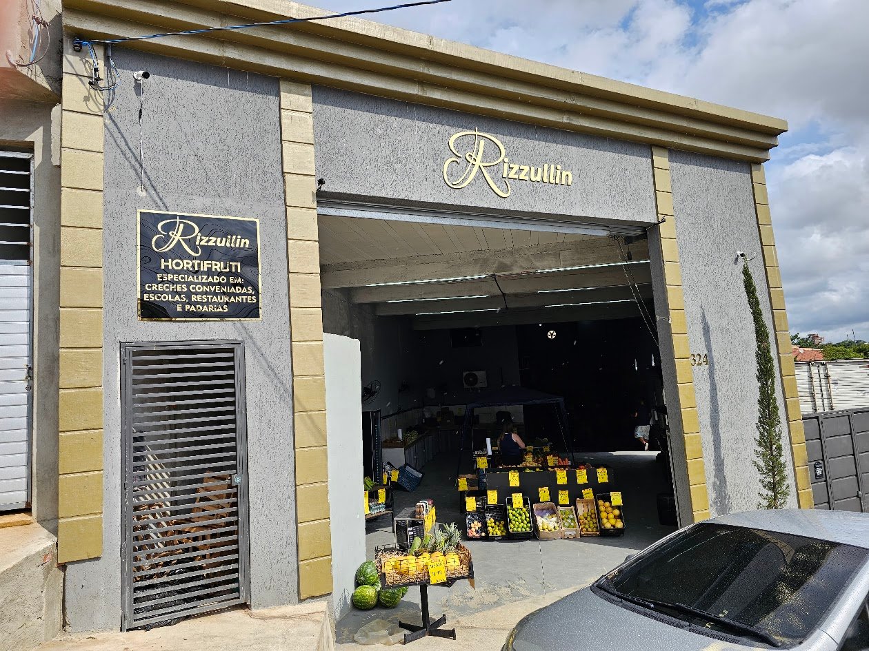Fachada da Rizzullin, com a marca acima da entrada e os alimentos expostos